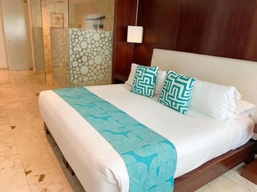 Beautiful 5th Avenue Apt - The Palm 205