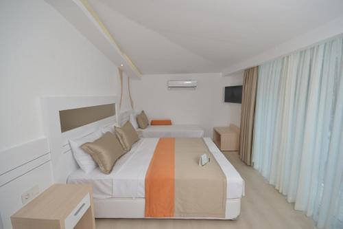 1 queen bed, 1 twin bed