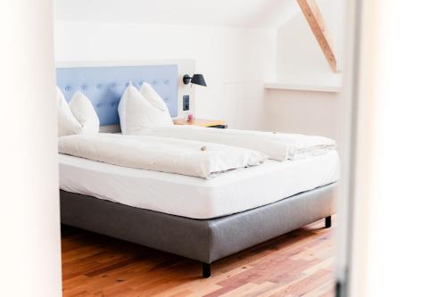 2 queen beds, 2 twin beds