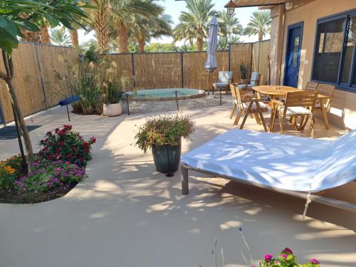 شرفة/ تراس, אתיטיוד בערבה attitude at the arava in Hatzeva