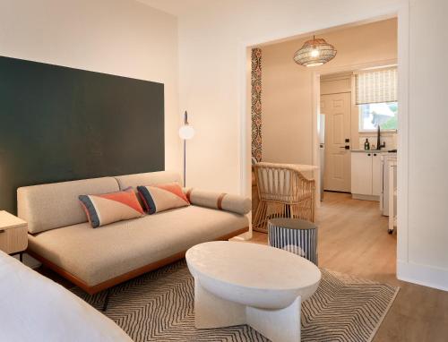 1 queen bed, 1 sofa bed