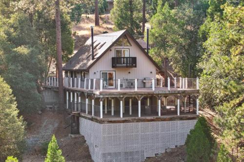 Spacious Pine Mountain Lake Cabin Rental w/ Decks - Lake Eleanor, CA