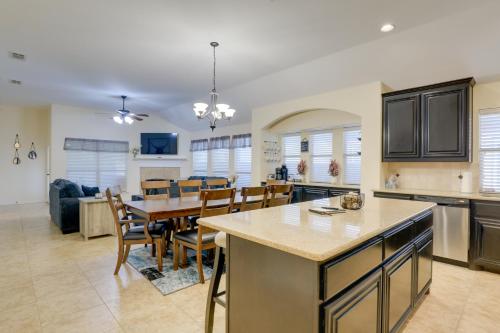 6 Mi to Dtwn Mansfield! Family Getaway with Patio in Мансфилд
