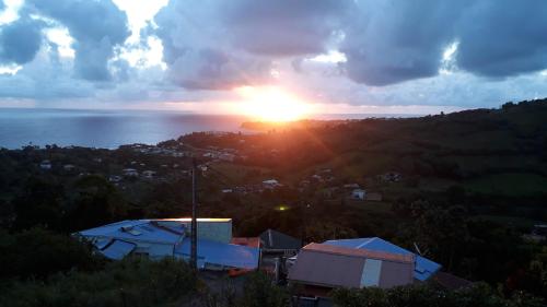 BIENVENUE AU SOLEIL LEVANT assier entrée morne savon ,le lorrain - Location saisonnière - Le Lorrain