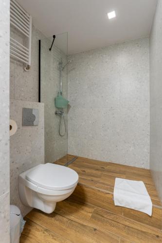 Quadruple Room with Two Bedrooms image 9