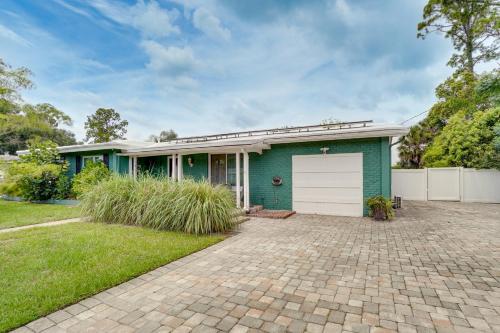 Lakefront Deltona Vacation Rental with Dock and Kayaks