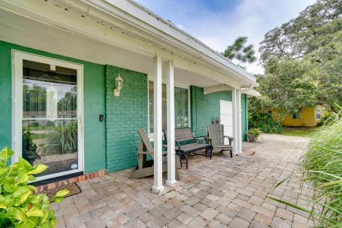 Lakefront Deltona Vacation Rental with Dock and Kayaks