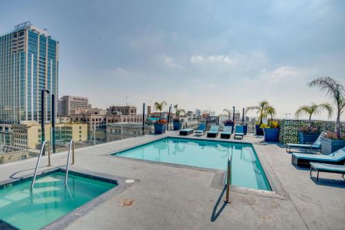 Downtown Los Angeles Condo with Shared Rooftop Pool!