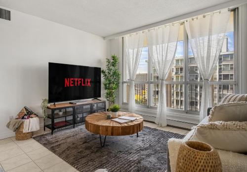 Central Downtown, Private Apartment with Covered Parking, Sleeps 6, Pool Table - Tap to explore photos