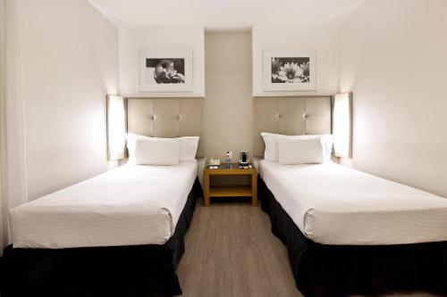 Standard Twin Room image 4