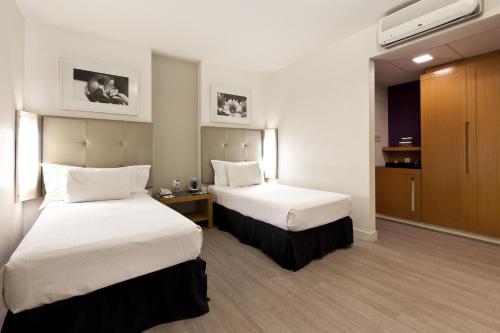 Standard Twin Room image 5