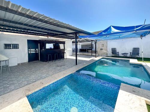 Town Gem Getaway 3 Bed House with Pool