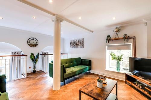 บริการและสิ่งอำนวยความสะดวก, Entire 3 Bedroom House Contractors Families Relocators in วาร์