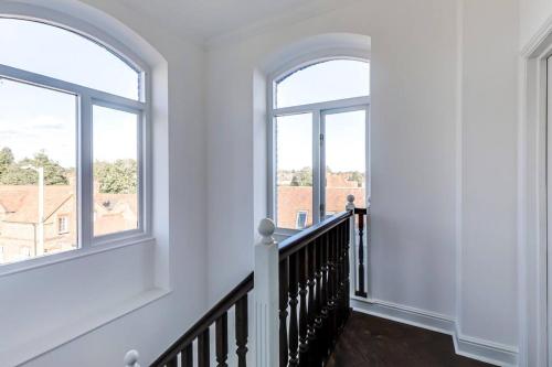 شرفة/ تراس, Entire 3 Bedroom House Contractors Families Relocators in Ware