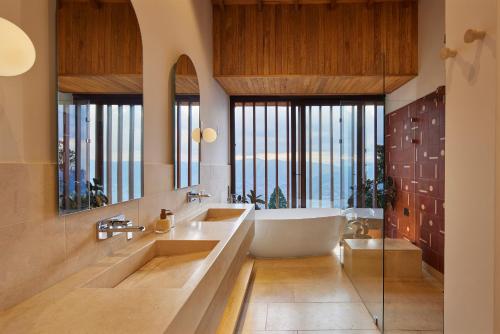 Hilltop Enchanting Villa with Stunning Views & Jacuzzi, Medellín (Foto 9)
