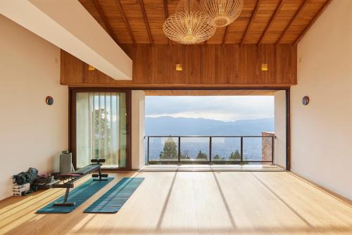 Hilltop Enchanting Villa with Stunning Views & Jacuzzi, Medellín (Foto 10)