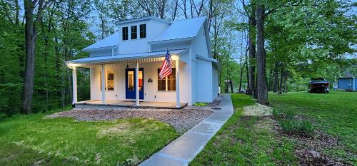 Patriotic Family Creek House, Private River Dock Ark in Sparta, USA