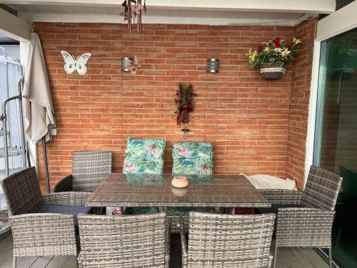 parveke/terassi, Outlet Center House with Garden & Parking in Parndorf