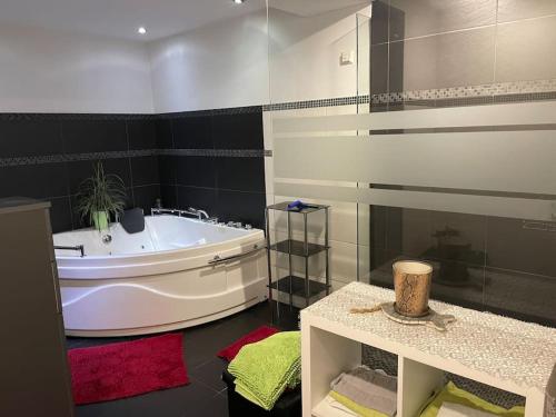 Kylpyhuone, Outlet Center House with Garden & Parking in Parndorf