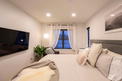 Livin on Lake Time, Waterfront Accommodation