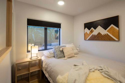 Livin on Lake Time - Waterfront Accommodation - Tap to explore photos