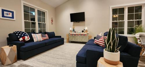 Patriotic Family Creek House, Private River Dock Ark in Sparta, USA