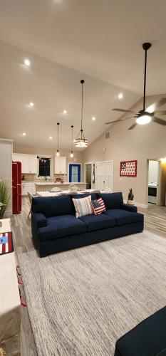Patriotic Family Creek House, Private River Dock Ark in Sparta, USA
