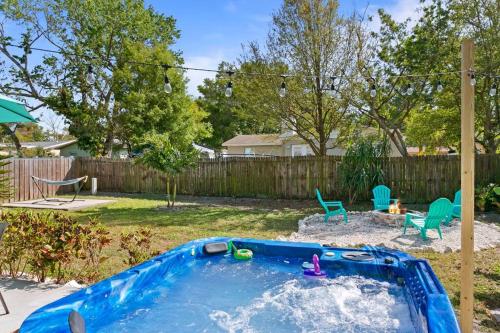 Sunny Palm Cottage W/ Hot Tub + Fire Pit + Grill + 10 to Beach! in Largo, USA