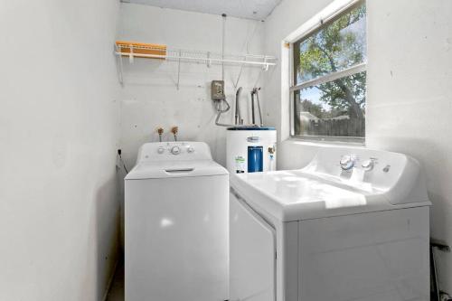 Sunny Palm Cottage W/ Hot Tub + Fire Pit + Grill + 10 to Beach! in Largo, USA