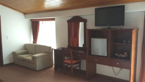 Deluxe Double or Twin Room image 1