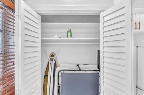 Amazing Two-Bedroom Apartment Next to the Beach - image 6