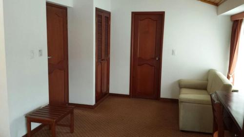 Deluxe Double or Twin Room image 2