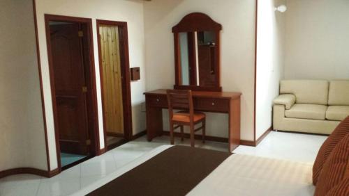 Deluxe Double or Twin Room image 4