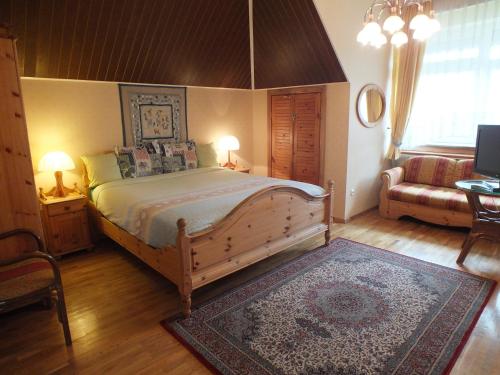 Family Room image 10