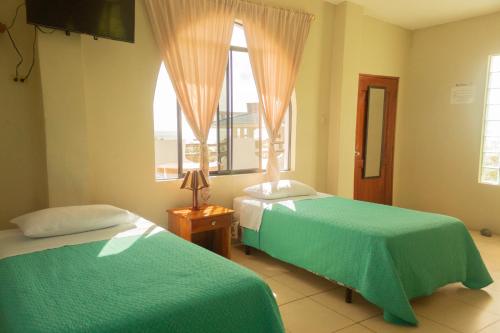 1 queen bed, 3 twin beds