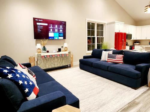 Patriotic Family Creek House, Private River Dock Ark in Sparta, USA