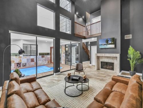 LUX 4BR Home w/ Hot tub & Pool, 15 min to downtown in Houston, USA