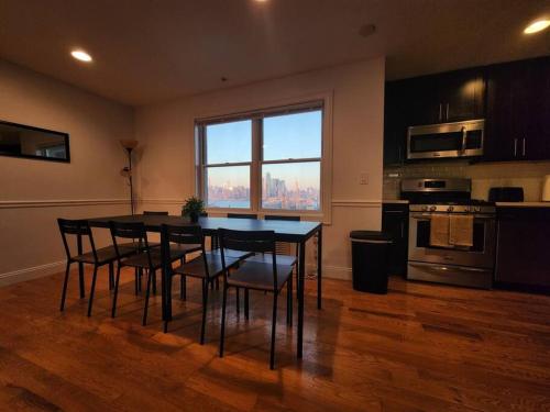 Luxurious 2 bed ! mins to NYC!