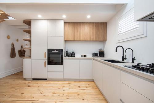 Modern Haven in Vibey Fitzroy Walk to shops - image 3