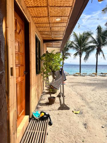 Bamboo House Beach Lodge & Restaurant Room Type - Family Room with Sea View