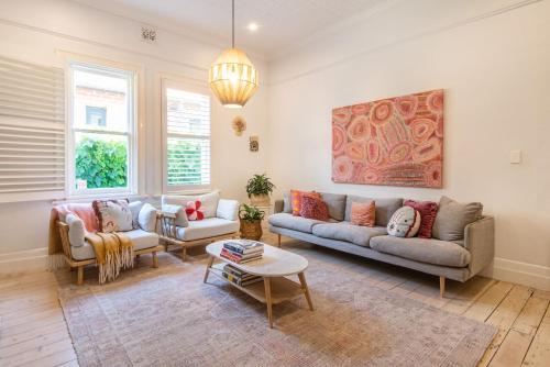Sophisticated Style in Elwood walk to the beach