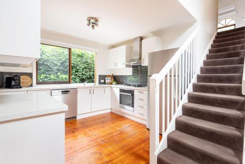 Kitchen, Collins Street House in Arthurs Seat / Main Ridge