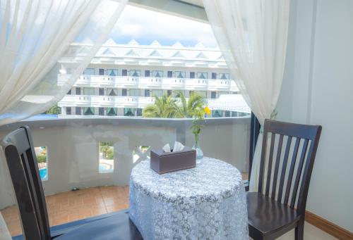 room detail thumbnail 1