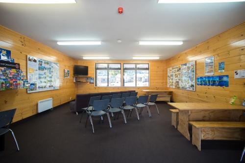 gedeelde lounge/tv-ruimte, Fox Glacier TOP 10 Holiday Park in Fox Glacier