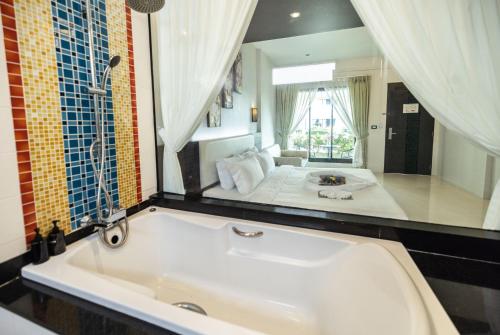 Baño, Blue Carina Hotel Phuket in Phuket Town