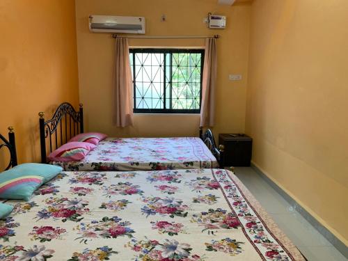 2 double beds, 1 twin bed