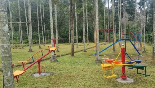 สนามเด็กเล่น, วิสเพอริง วิลโลว์ - อะ วันเดอร์เทรล โชว์เคส (Whispering Willows - A Wandertrails Showcase) in มูทุมาลัย