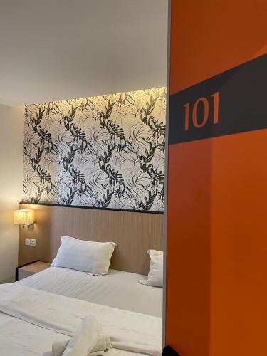 Deluxe King Room image 7