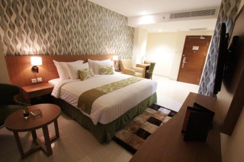 Guestroom, Ijen Suites Resort and Convention in Malang