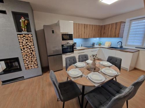 ห้องครัว, Rodinný dům u rybníka v blízkosti Olomouce (Rodinny dum u rybnika v blizkosti Olomouce) in เซร์โนบีร์